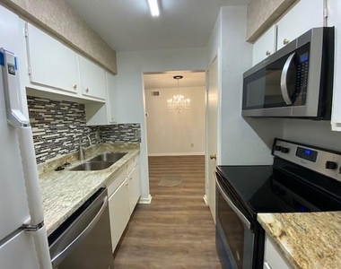 1100 Augusta Drive - Photo Thumbnail 12