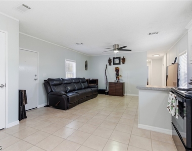5558 Palm Beach Boulevard - Photo Thumbnail 3