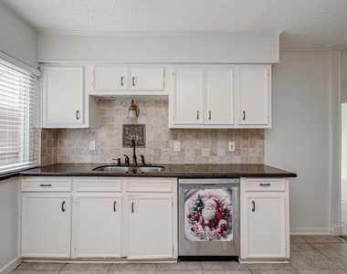 823 S Ripple Creek Drive - Photo Thumbnail 17