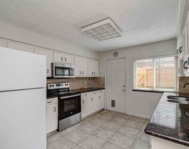 823 S Ripple Creek Drive - Photo Thumbnail 14