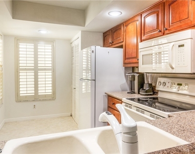 15126 Parkside Drive - Photo Thumbnail 7
