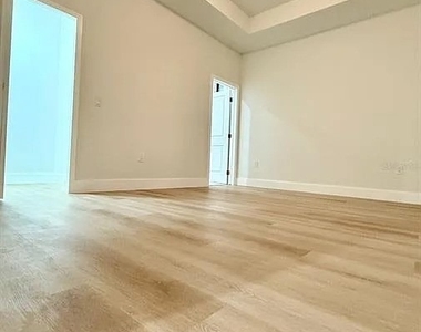 1041/1043 Albany Avenue - Photo Thumbnail 5