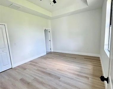 1041/1043 Albany Avenue - Photo Thumbnail 2