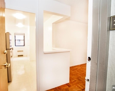 208 Anderson - Photo Thumbnail 13