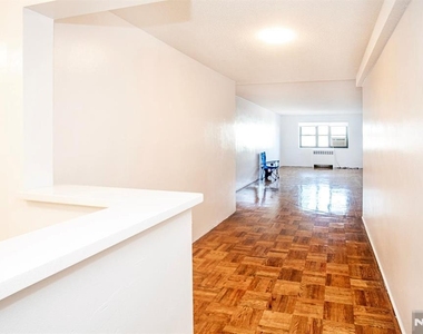 208 Anderson - Photo Thumbnail 19