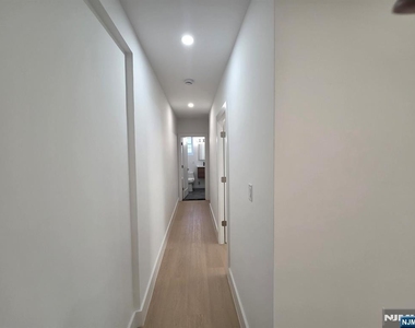 2345 Linwood - Photo Thumbnail 15