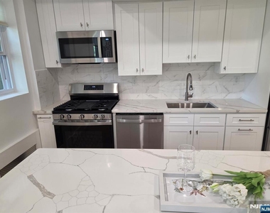 2345 Linwood - Photo Thumbnail 9