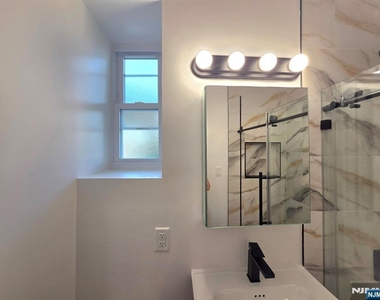 2345 Linwood - Photo Thumbnail 19