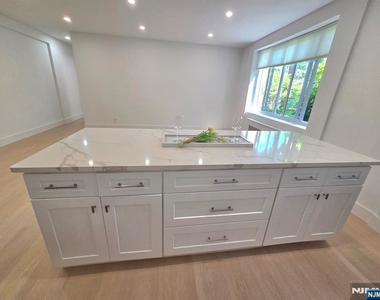 2345 Linwood - Photo Thumbnail 7