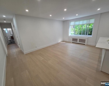 2345 Linwood - Photo Thumbnail 12