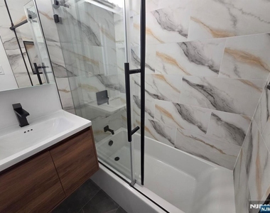 2345 Linwood - Photo Thumbnail 17