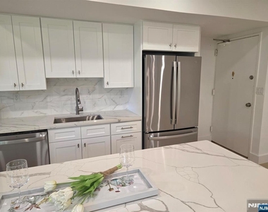 2345 Linwood - Photo Thumbnail 10