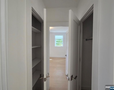 2345 Linwood - Photo Thumbnail 20