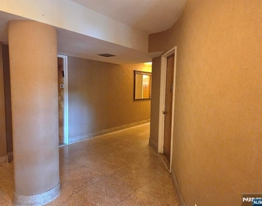 2345 Linwood - Photo Thumbnail 3