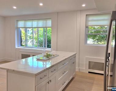 2345 Linwood - Photo Thumbnail 5