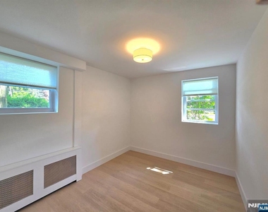 2345 Linwood - Photo Thumbnail 21