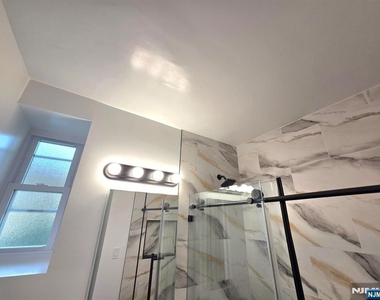 2345 Linwood - Photo Thumbnail 18