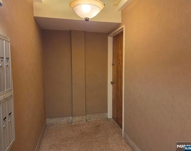 2345 Linwood - Photo Thumbnail 4