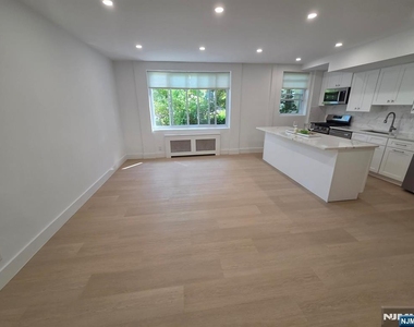 2345 Linwood - Photo Thumbnail 11