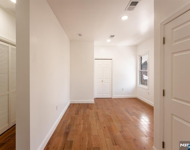 152 Washington - Photo Thumbnail 4