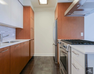 West 42nd Street - Photo Thumbnail 2