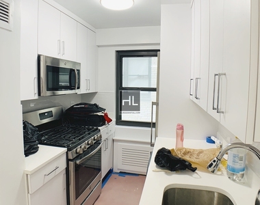 East 56 Street - Photo Thumbnail 4