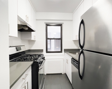 East 56 Street - Photo Thumbnail 8