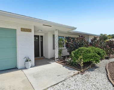 6735 Keystone Drive - Photo Thumbnail 4