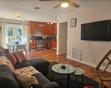 2015 Oakwood Avenue - Photo Thumbnail 1