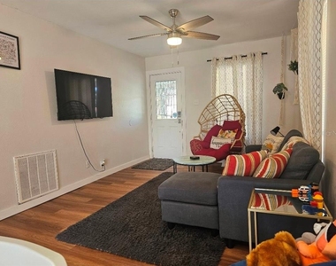 2015 Oakwood Avenue - Photo Thumbnail 2