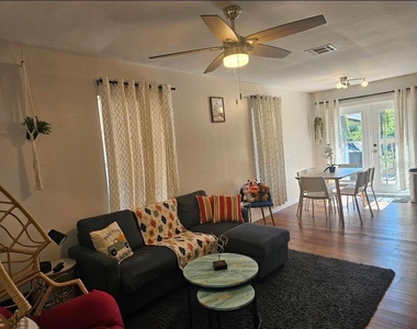 2015 Oakwood Avenue - Photo Thumbnail 4