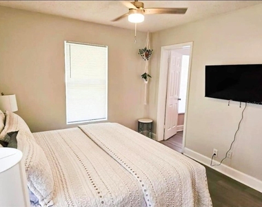 2015 Oakwood Avenue - Photo Thumbnail 8
