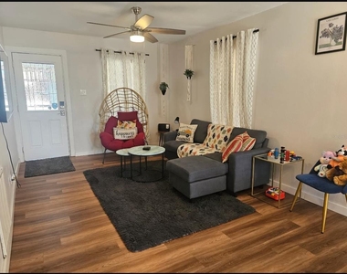 2015 Oakwood Avenue - Photo Thumbnail 3