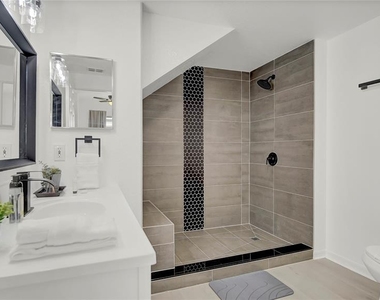 4009 Venetian Bay Drive - Photo Thumbnail 7