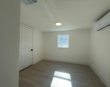 401 E Columbus Drive - Photo Thumbnail 9