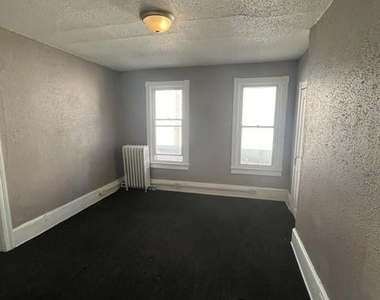 223 W Rowe Street - Photo Thumbnail 6