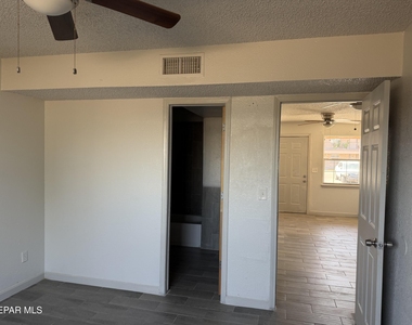 8507 Alameda Avenue - Photo Thumbnail 6