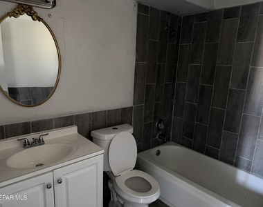 8507 Alameda Avenue - Photo Thumbnail 9