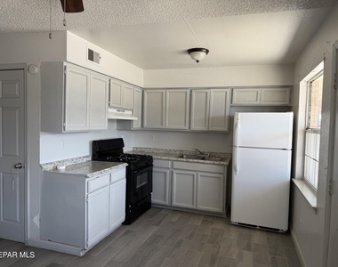 8507 Alameda Avenue - Photo Thumbnail 3