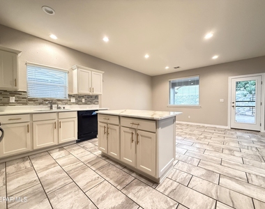 1028 Flyer Place - Photo Thumbnail 22