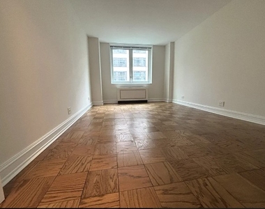 400 East 71st Street - Photo Thumbnail 3