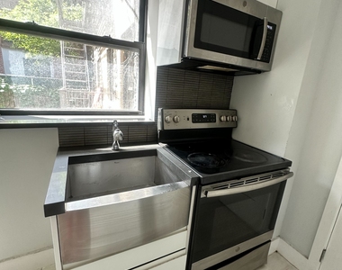 West 52nd Street - Photo Thumbnail 8