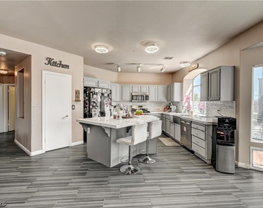 3910 Crooked Oak Street - Photo Thumbnail 4