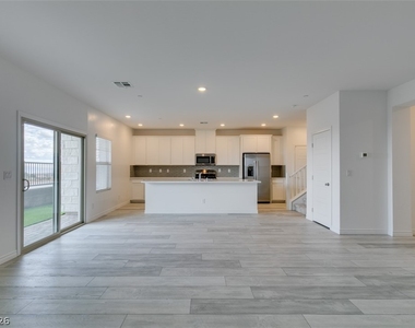 600 N Carriage Hill Drive - Photo Thumbnail 3
