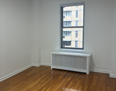 301 East 38th Street - Photo Thumbnail 4