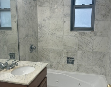 301 East 38th Street - Photo Thumbnail 3