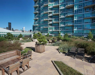 Center Boulevard - Photo Thumbnail 18