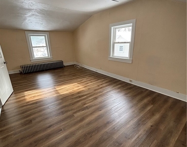 309 Mullin Street - Photo Thumbnail 5
