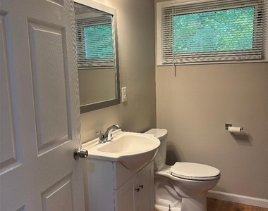 110 Brentwood Drive - Photo Thumbnail 2