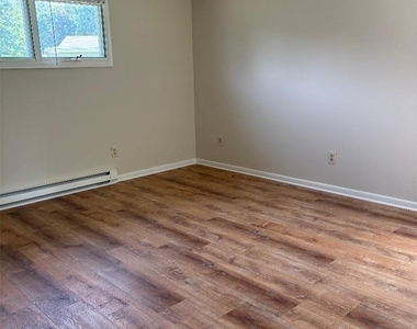110 Brentwood Drive - Photo Thumbnail 5